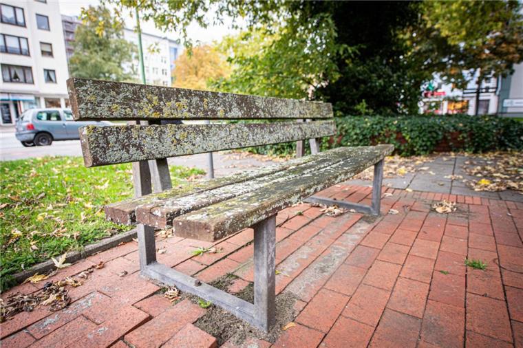 Bremerhavens Gammelbänke: Schickt uns eure Bilder Gammel-Bänke in Bremerhaven: Mit Moos befallene Bänke vor der Volkshochschule.