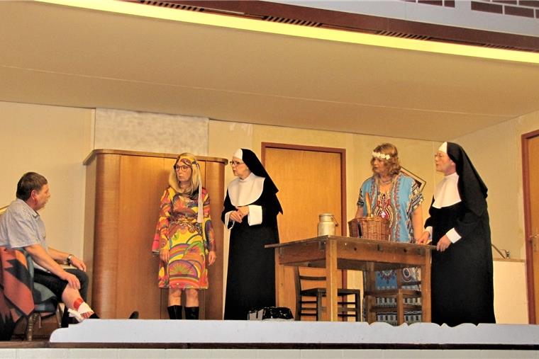 Hatzter Theatergruppe verabschiedet sich Ganove Freddy (Thorsten Günther) hat’s erwischt, den Nonnen Aurea (Yvonne Lüdemann, links) und Erbana (Gunda Bammann) ist das verdächtig, die Hippies Moon (Karin Corleis, links) und Rainbow (Angelika Kaiser) sind mit Karma dabei.