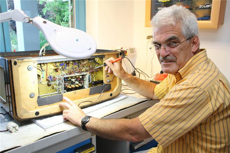 Dieser Mann aus Bötersen hat ein ungewöhnliches Hobby Ganz in seinem Element: Michael Püschel bei der Reparatur eines alten Radios.