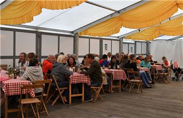 Ganz langsam kam die Party im Festzelt in Schwung.