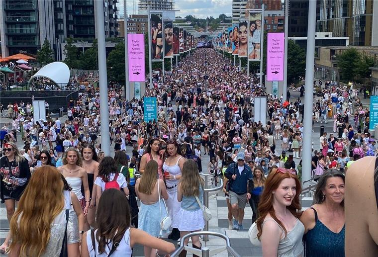Londons Straßen waren vor dem Konzert voller Swift-Fans.