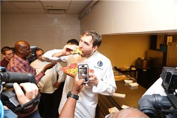 Ganz nach dem Geschmack von Dirk Nowitzki. Ab März wird der Burger bei Heimspielen der Dallas Mavericks im American Airlines Center erhältlich sein.
