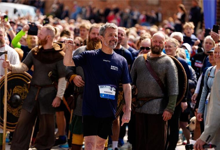 Der König läuft: Dänemarks Frederik beim Royal Run dabei Ganz nah dran am König: Frederik (Mitte) nimmt am Königslauf in der Altstadt von Ribe teil.