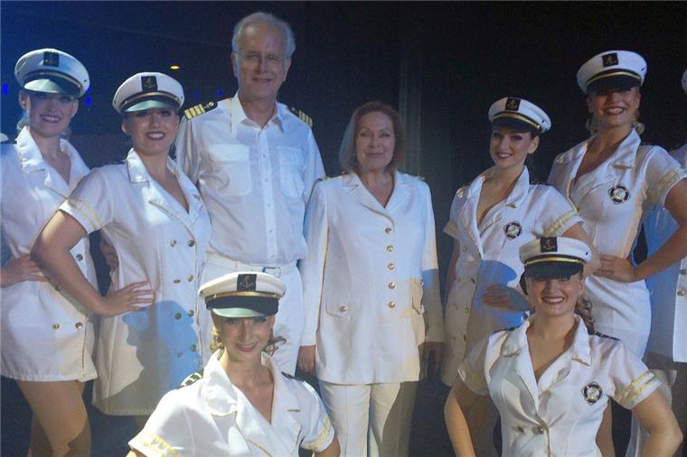 Ganz nah dran an Harald Schmidt und Heide Keller.: Greta Donsbach (rechts) und ihre Kolleginnen an Bord der „Amadea“ bei den Dreharbeiten zum „Traumschiff“ .