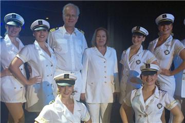Ganz nah dran an Harald Schmidt und Heide Keller.: Greta Donsbach (rechts) und ihre Kolleginnen an Bord der „Amadea“ bei den Dreharbeiten zum „Traumschiff“ .