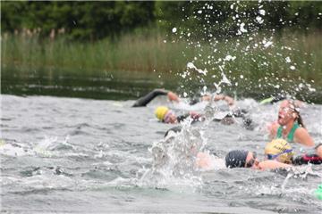 Ganz schön anstrengend: Die rund 500 Meter lange Schwimmstrecke führt rund um ei...