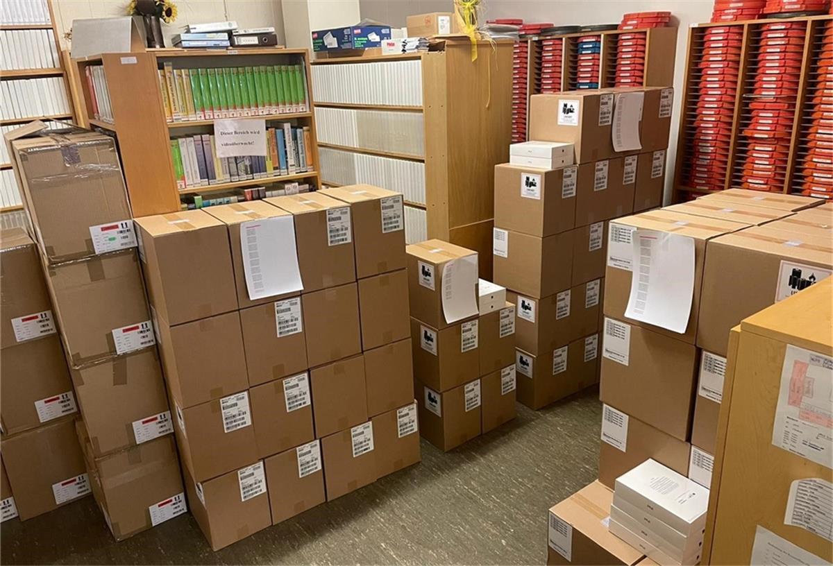 Ganz schön viele Pakete: Vor der Auslieferung an die Schulen wurden die 955 Tablets mit Zubehör im Kreismedienzentrum gestapelt.