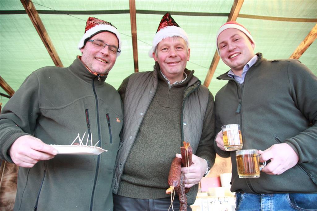 Ganz schön wild ging es am Stand von Torsten Gaul (von links), Bernd Lührs und K...