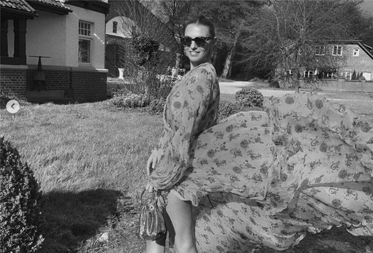 Laura Wontorra postet Bilder aus Fickmühlen und sorgt für Gelächter Ganz schön windig im Norden.