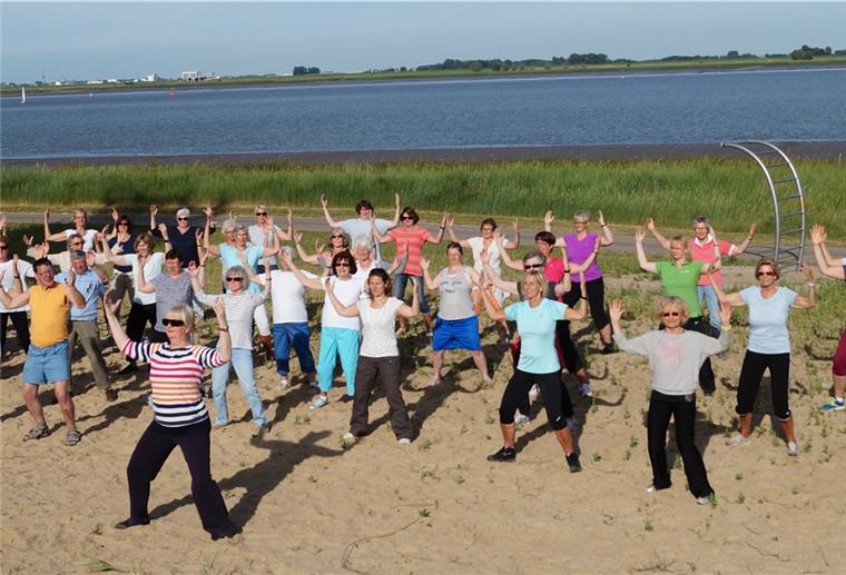 Gratis Qigong
am Strand Ganz so eng wie auf diesem Foto von einer Vor-Corona-Veranstaltung dürfen sich die Teilnehmerinnen und Teilnehmer beim Qigong am Strand diesmal nicht aufstellen. Aber es ist ja genug Platz vorhanden.