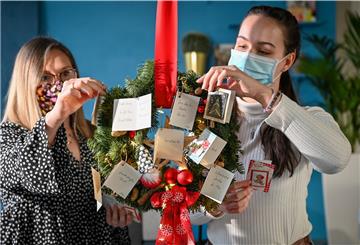 Ganz viele Weihnachtswünsche sind bei der NZ eingegangen. Vivien Lütjen (links) und Leoni Meyer haben die Wunschkarten vorbereitet.