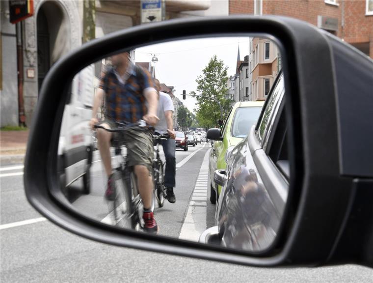 Für Radfahrer herrscht in Bremerhaven Lebensgefahr #isso Ganz wichtig, liebe Bremerhavener! Erst in den Rückspiegel schauen, ob dort ein Radfahrer kommt und dann die Tür öffnen.