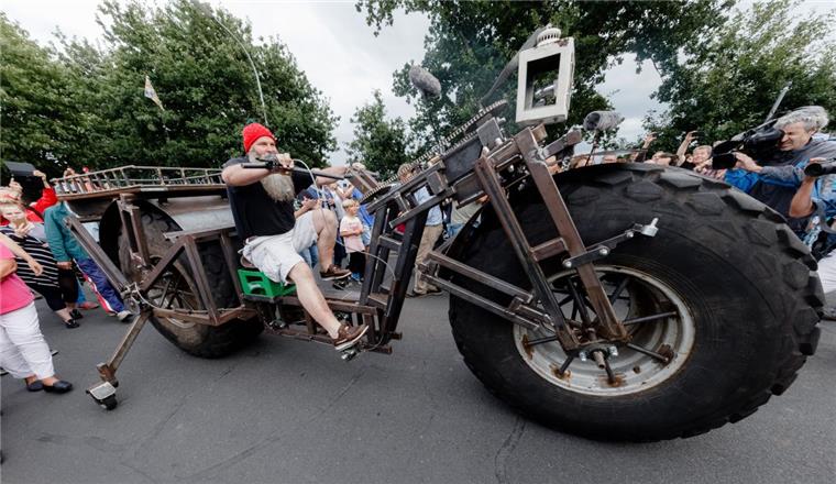 Weltrekord-Fahrrad mit Laster-Reifen Ganze 105 Meter reichen aus: Frank Dose gelingt auf dem mit 1080 Kilogramm schwersten fahrbaren Fahrrad der Welt ein neuer Weltrekord.