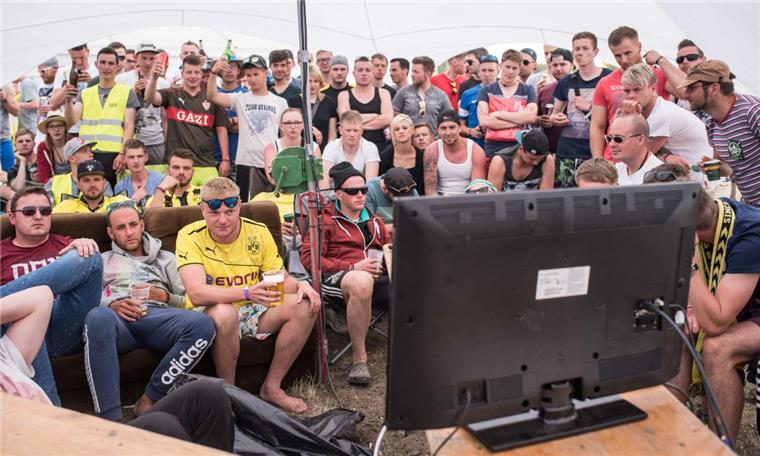 EM 2016: So übersteht man die spielfreien Tage Ganze zwei Tage müssen Fußballfans derzeit ohne EM-Spiele auskommen. Mit unseren Tipps übersteht ihr aber auch diese schwere Zeit.