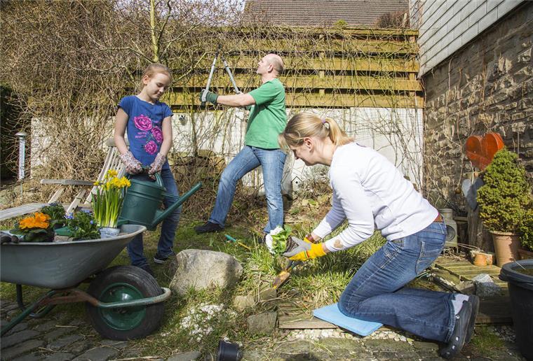 Eine Familie bei der Gartenarbeit.
