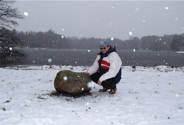 Rätselhafte Steine in Bremerhavener Park entdeckt Gartenbauamtsdezernent Dr. Ulf Eversberg freut sich über die Wiederentdeckung der Findlinge im Speckenbütteler Park.
