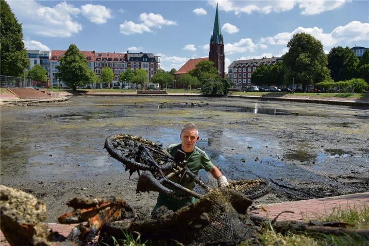 Bremerhaven: Tresor und Kinderwagen im Holzhafen gefunden Gartenbauamtsmitarbeiter befreiten am Montag den Holzhafen in Bremerhaven von Müll und jeder Menge entsorgten Gegenständen. Die Wasserfläche ist inzwischen auf wenige Pfützen geschrumpft.