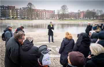 Gartenbaustadtrat Maurice Müller hob hervor, dass bei der Sanierung die historische Ufergestaltung berücksichtigt worden sei. Das Ufer des Holzhafens in Bremerhaven wurde abgeflacht, zum Teil mit Steinschüttungen befestigt und bepflanzt.