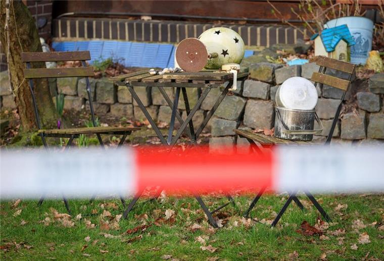 Ex-Freundin zeigte Soldat an, Polizei mit „deeskalierender Maßnahme“ Gartendekoration steht hinter Absperrband der Polizei vor einem Haus in Westervesede in der Gemeinde Scheeßel, in dem am Vortag ein Mann zwei Personen erschossen haben soll.