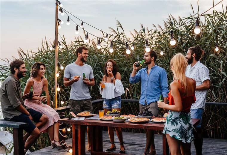 Unvergessliche Sommerpartys: Fünf kreative Mottos für jeden Geschmack Menschen feiern eine Party