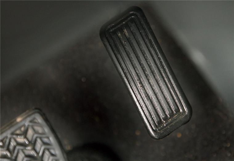Nordholz: Mann (23) verwechselt Gas und Bremse und knallt gegen drei Autos Gas und Bremse sollte man nicht verwechseln.