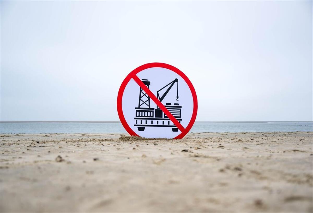 Ein Plakat gegen die Erdgasförderung. (zu dpa: «Niederlande: Umstrittene Gasförderung in Nordsee gestartet»)