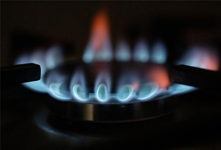 Mehrwertsteuer auf Gas soll gesenkt werden Flammen eines Gasherdes lodern.