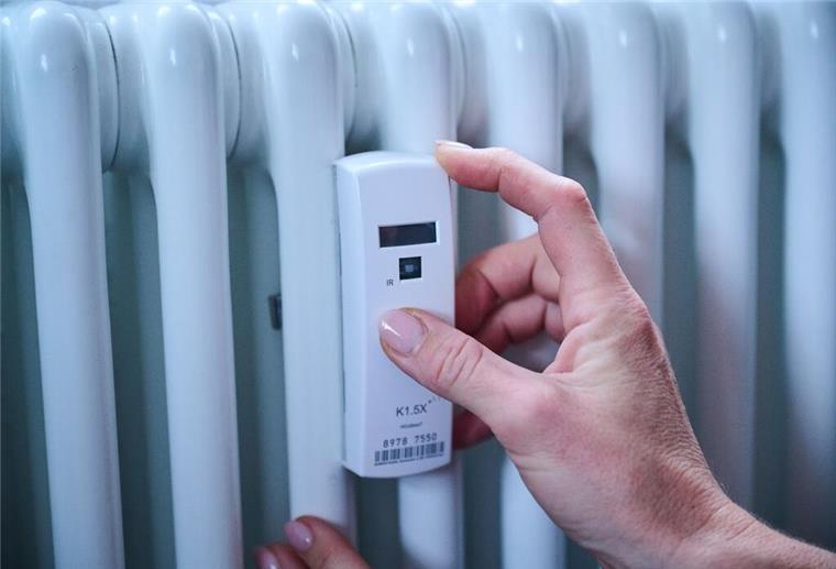 Merz-Regierung verspricht Gaspreis-Entlastung: So kümmerlich ist die Ersparnis wirklich Eine Person stellt das Thermostat an der Heizung ein.