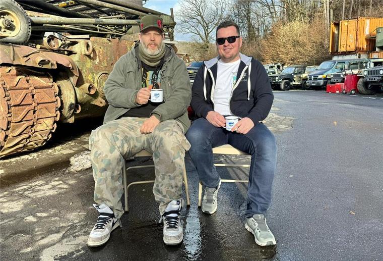 Das passiert, wenn „Männer, die aufs Wasser starren“ auf „Morlock Motors“ treffen Gastauftritt: Männer, die auf Schrott starren, Andy Macht (Morlock Motors) und Nico Flathmann drehen ein Video.