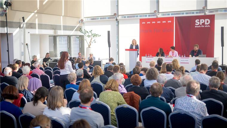 Bremen bekommt neues Senatsmitglied Gastrednerin beim außerordentlichen SPD-Parteitag in Bremen war Bundesbauministerin Verena Hubertz (SPD). Bei der Veranstaltung wurde Nancy Böhning als Bevollmächtigte beim Bund und für Europa nominiert.