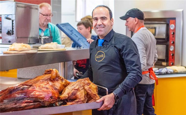 Bremerhaven: Die schönsten Bilder vom Osteressen für Bedürftige Gastronom Alexis Vaiou mit dem Spanferkelbraten beim großen Osteressen in Bremerhaven.