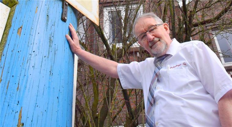 Neuer Riesen-Maibaum für Gaststätte in Abbehausen Gastronom Udo Venema lässt den alten Maibaum am Sonntag, 8. April, demontieren.