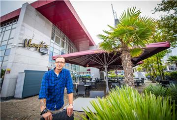 Gastronomen wie John Da Silva in Bremerhaven machen sich Gedanken, wie sie trotz Corona-Regeln im Herbst und Winter mehr Tische anbieten können.
