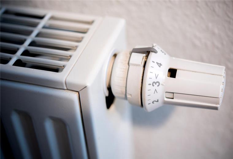 Biogas fürs Heizen: Worauf Verbraucher jetzt genau achten müssen Ein Heizkörper hängt in einer Wohnung an einer Wand.
