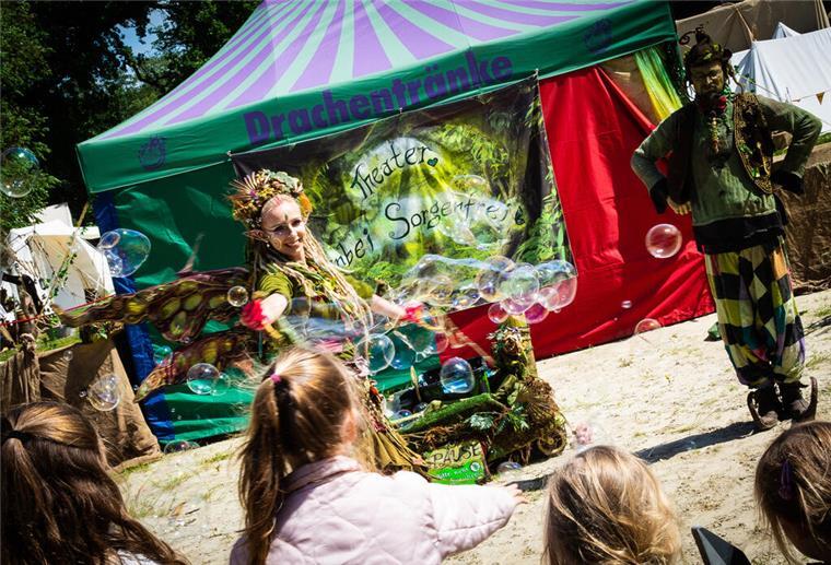 Viele Menschen tauchen in ihrer Freizeit ins Mittelalter ein Gaukelei, Zauberei und Puppenspiel dürfen auf einem Mittelalterfest nicht fehlen.
