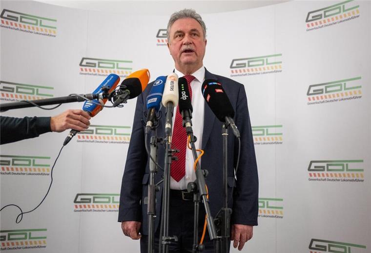 Weselsky droht mit noch längeren Streiks bei der Deutschen Bahn GDL-Chef Claus Weselsky gibt nach dem Ende des Streiks eine Pressekonferenz.