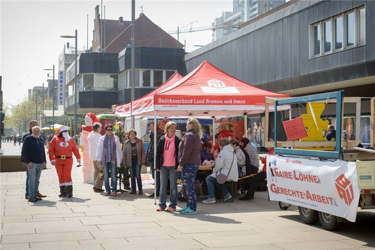 Gebäudereiniger protestieren in Bremerhaven für mehr Geld Gebäudereiniger haben am Dienstag in Bremerhaven vor der Großen Kirche protestiert.