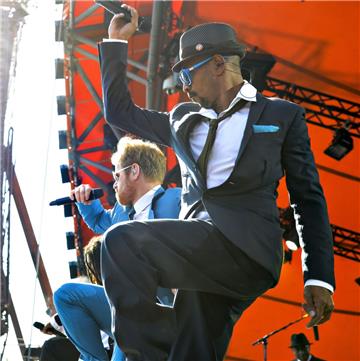 Geballte Energei bringt die elfköpfige Kreuzberger Reggae-Band Seeed auf die Deichbrand-Bühne.  Foto Christensen