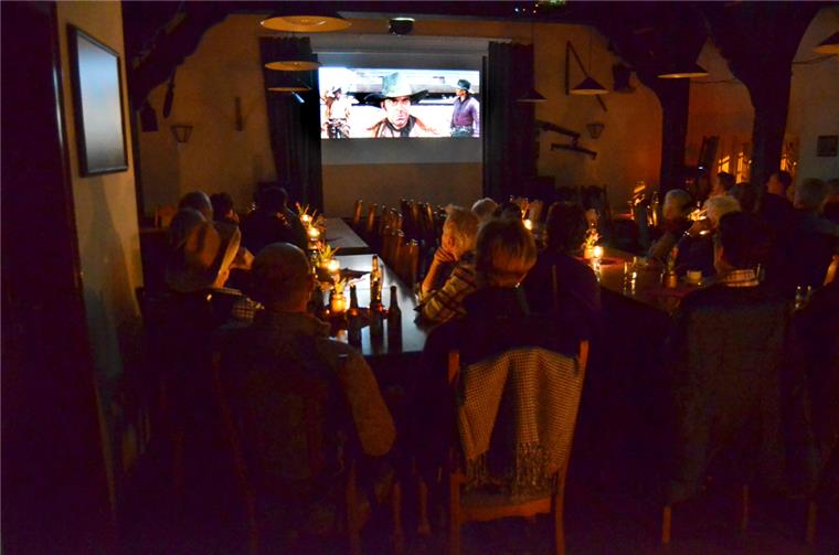 Kultkino in Sellstedt: Todesmelodie lockt Gäste an Gebannt verfolgten die Zuschauer beim Kult-Kino des Heimatvereins in Sellstedt den legendären Film „Spiel mir das Lied vom Tod“. Foto Schmonsees