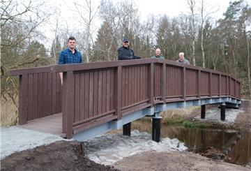 Geben die neue Brücke über den Ankeloher Randkanal am Beerster Seerundweg frei (von links): Bauleiter Nils Richter, Ortsbürgermeister Uwe Bischoff, sein Stellvertreter Thomas Kuberski und Ludwig Augenthaler, Planer der Stadt.