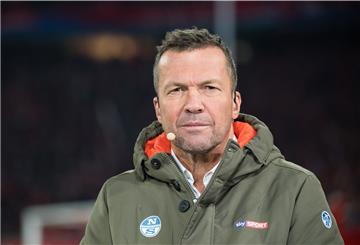 „Geburtstags-Gaudi“ der besonderen Arti: Lothar Matthäus drehte als Greenkeeper in der Allianz Arena ein paar Runden. Mit dabei: Uli Hoeneß.