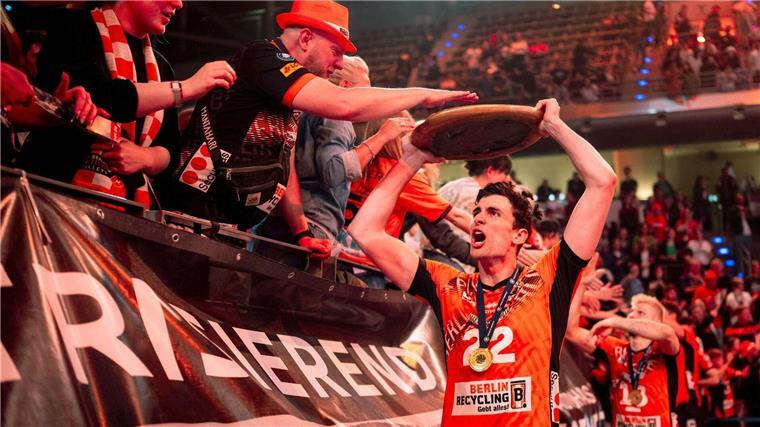 Meister-Bier aus Schuhen: Berlin Volleys feiern Dominanz Geburtstagskind Jake Hanes führte die Ehrenrunde für die Berlin Volleys an.
