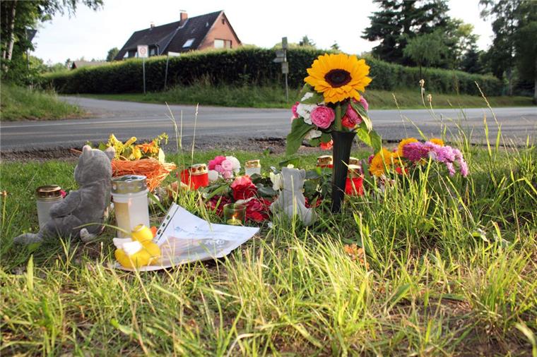 Freispruch nach Horrorunfall in Lehnstedt Gedenken am Unglücksort im Juli 2015 an der Kreisstraße 48: Der Unfall erschütterte den Ort Lehnstedt.