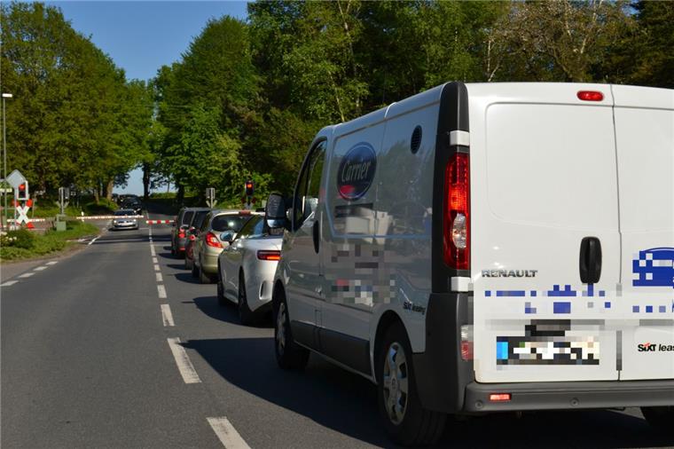 Geduldsprobe: In Loxstedt muss man vor dem Bahnübergang immer wieder längere Wartezeiten einplanen.