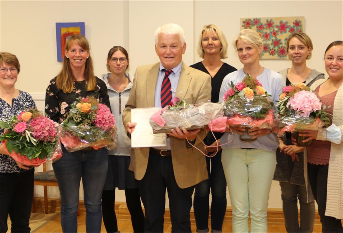 48 Jahre lang für den Kreisreiterverband tätig gewesen Geehrte und Vorstand des Kreisverbands der Reit-, Fahr – und Rennvereine (von links): Sonja Meiners, Friederike von Waaden, Lynn Golz, Werner Trüper, Susanne Osterloh, Corinna Hinkel, Yvonne Korpis, Romana de Brito Soares.