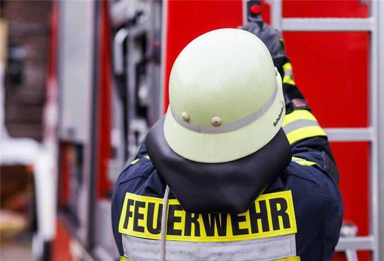 ARCHIV - 05.11.2022, Baden-Württemberg, Staufen: Ein Feuerwehrmann holt während einer Einsatzübung einer Freiwilligen Feuerwehr eine Leiter vom Dach eines Einsatzfahrzeugs. (zu dpa: «Brand in Mehrfamilienhaus verursacht sechsstelligen Schaden») Foto: Philipp von Ditfurth/dpa +++ dpa-Bildfunk +++