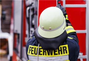 ARCHIV - 05.11.2022, Baden-Württemberg, Staufen: Ein Feuerwehrmann holt während einer Einsatzübung einer Freiwilligen Feuerwehr eine Leiter vom Dach eines Einsatzfahrzeugs. (zu dpa: «Brand in Mehrfamilienhaus verursacht sechsstelligen Schaden») Foto: Philipp von Ditfurth/dpa +++ dpa-Bildfunk +++