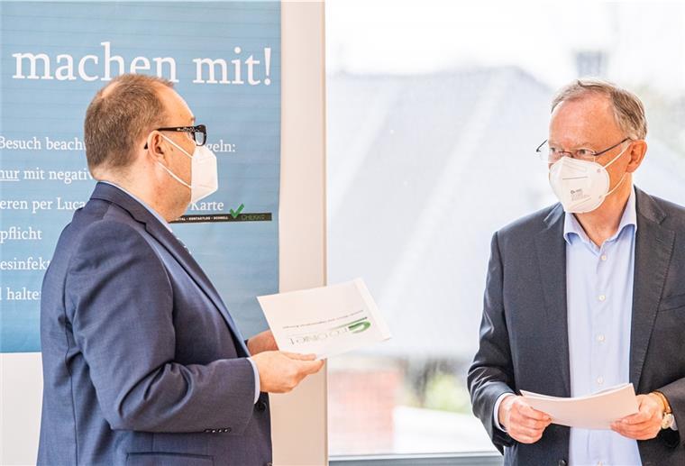 Geestland macht Eindruck beim Ministerpräsidenten Geestland will mitmachen beim Modellprojekt des Landes Niedersachsen: Bürgermeister Thorsten Krüger (SPD, links) überreichte Ministerpräsident Stephan Weil die Bewerbung seiner Stadt.