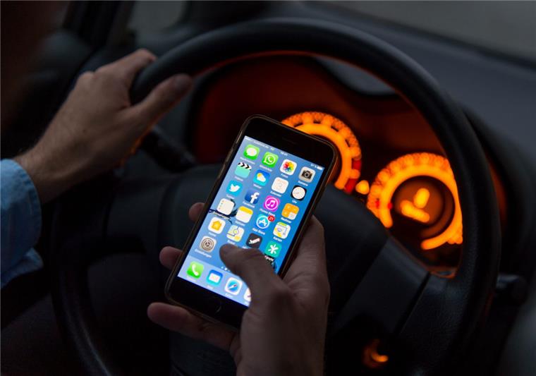 Gefährlich: Beim Fahren das Handy zu benutzen. 