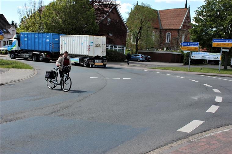 Stadland: In Rodenkirchen leben Radler gefährlich Gefährlich für Fahrradfahrer ist das Überqueren des Stadlander Platzes, an dem zwei viel befahrene Straßen zusammentreffen.